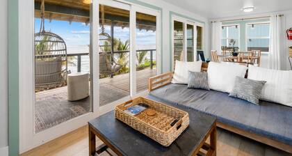 AUTHENTIC HAWAIIAN BEACH HOUSE ON HANA BAY. 5-minute walk to beaches and town.