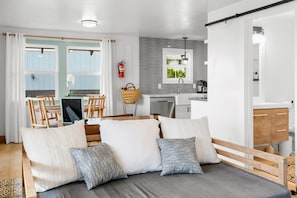 Smart TV, books - AUTHENTIC HAWAIIAN BEACH HOUSE ON HANA BAY. 5-minute walk to beaches and town. (Hana)