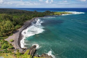 On the beach, sun loungers, beach towels - AUTHENTIC HAWAIIAN BEACH HOUSE ON HANA BAY. 5-minute walk to beaches and town. (Hana)