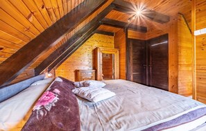 2 bedrooms, travel cot, free WiFi, bed sheets