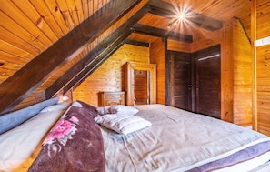 2 bedrooms, travel crib, free WiFi, bed sheets