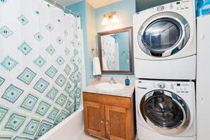 Sèche-cheveux, serviettes fournies, savon, shampoing