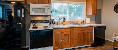 Réfrigérateur, micro-ondes, four, plaque de cuisson