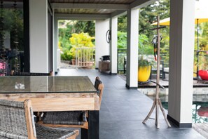 Outdoor dining - LE caillou, Haven of peace (La Trinité)