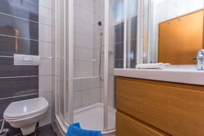 Shower, hair dryer, towels, soap - Villa Knez, an oasis of peace 120 m from the sea (Okrug Gornji)