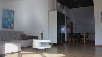 Una Smart TV, una chimenea, una biblioteca de música