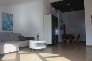 Smart TV, fireplace, music library, stereo