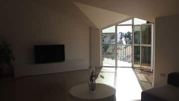 Smart-tv, pejs, musikbibliotek, stereoanlæg