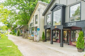 Exterior - Fiddlers Green - Tragically Hip themed cottage (Bayfield)