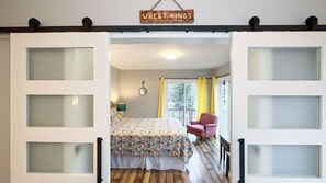 3 bedrooms, WiFi - Fiddlers Green - Tragically Hip themed cottage (Bayfield)