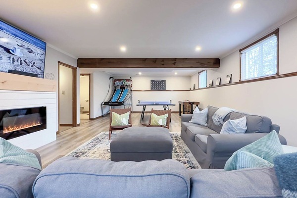 Smart-TV, Kamin, Netflix, TischfuĂball