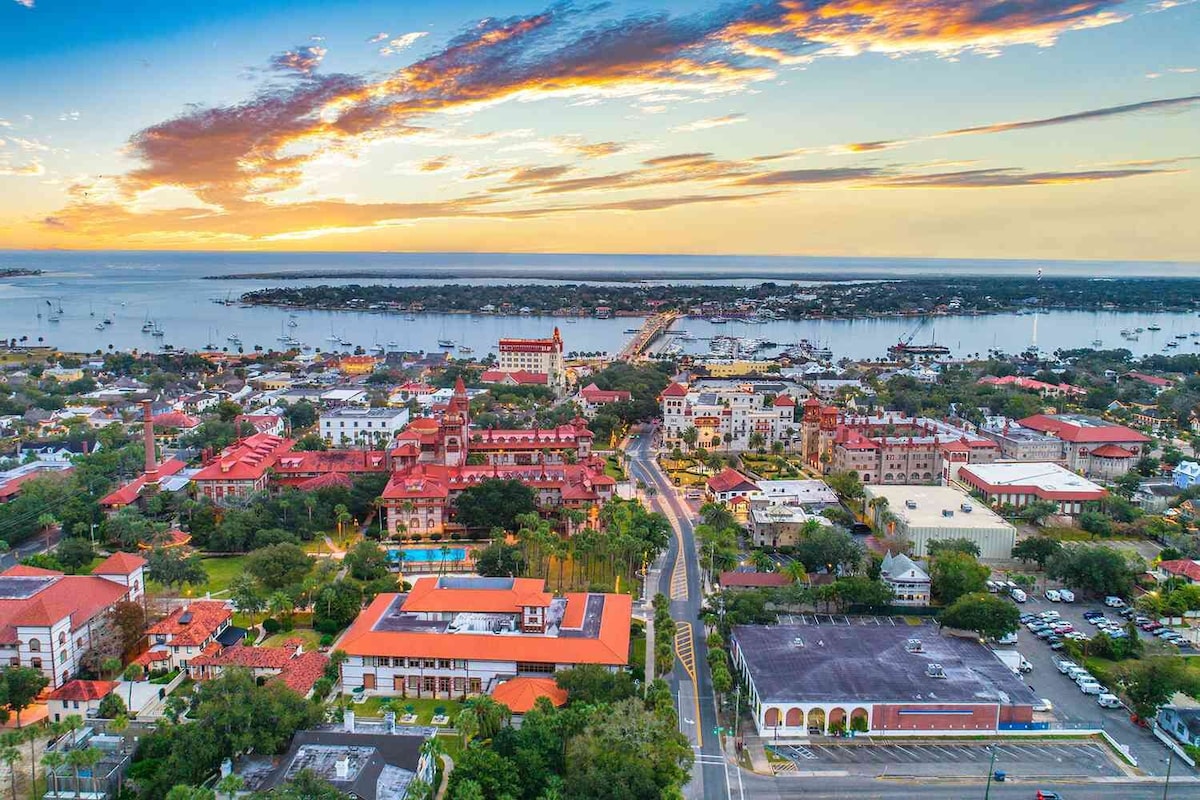 Photo 40 of Unbeatable Location! Night of Lights FREE Parking