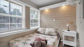 4 chambres, bureau, fer et planche Ă repasser, lit parapluie