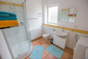 Dusche, Haartrockner, Handtücher, Seife
