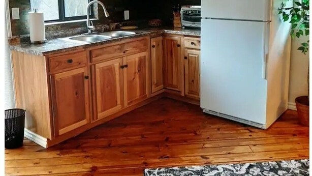 Coffee/tea maker, fridge, microwave, toaster - Willow Cottage in the trees in West Sedona (Sedona)
