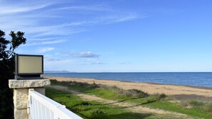 A beach view with a white fence and a sign that reads "FOR FAVOR". - Anacasa Caleta Denia Marines PB2213 (Denia)