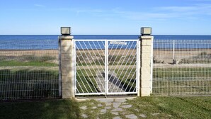 A gated entrance with a clear view of the ocean. - Anacasa Caleta Denia Marines PB2213 (Denia)
