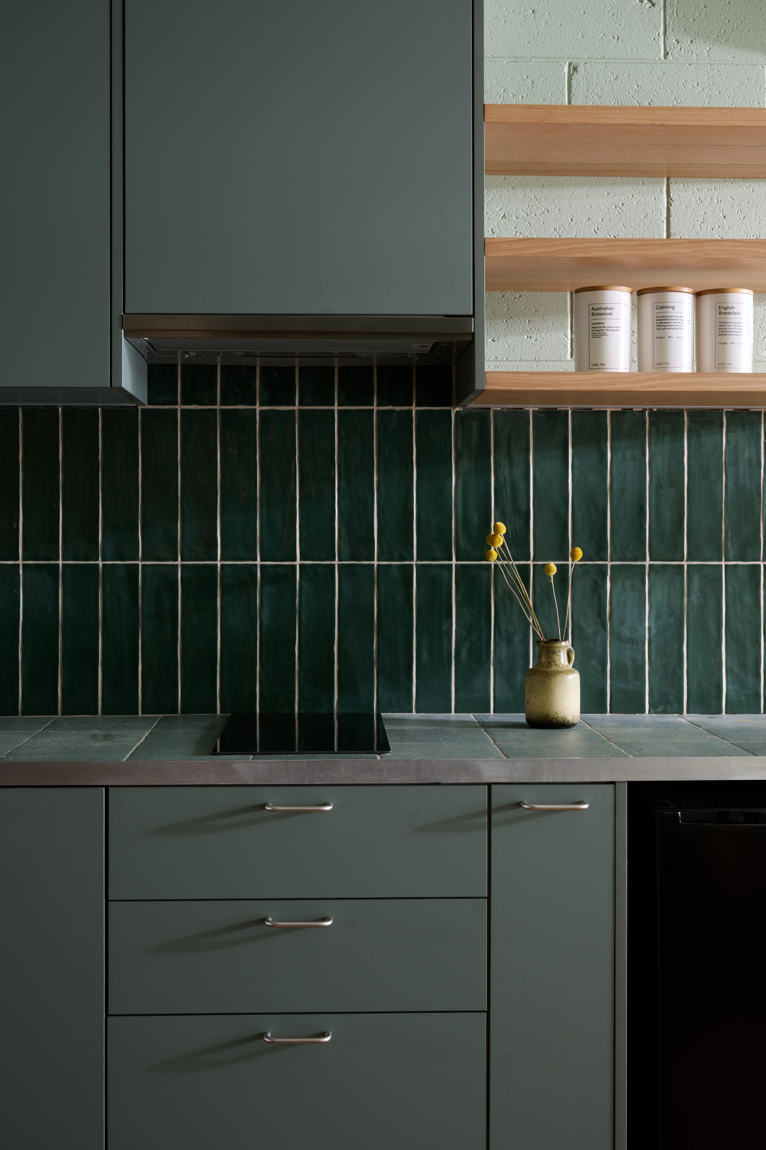 Deluxe Room | Private kitchen | Electric kettle, dining tables