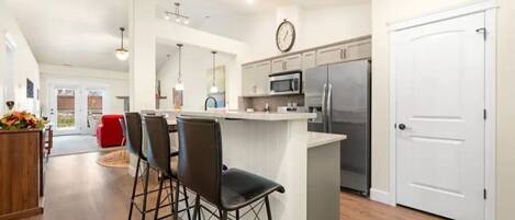 Een koelkast, een magnetron, een oven, een kookplaat