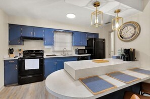 Réfrigérateur, four à micro-ondes, un four, surface de cuisson