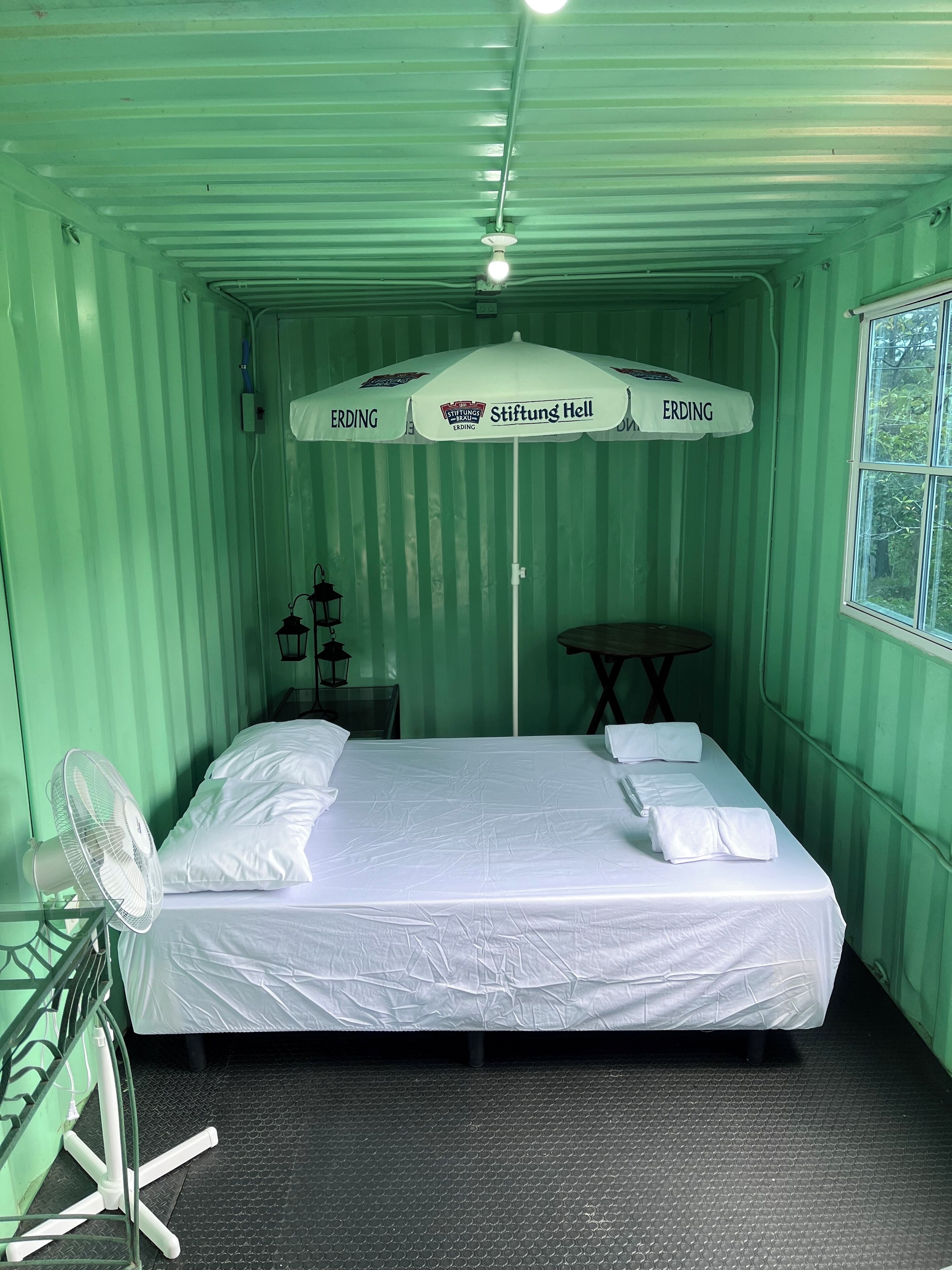 3 Schlafzimmer, Schreibtisch, Bettwäsche