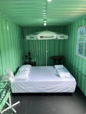 3 slaapkamers, een bureau, beddengoed