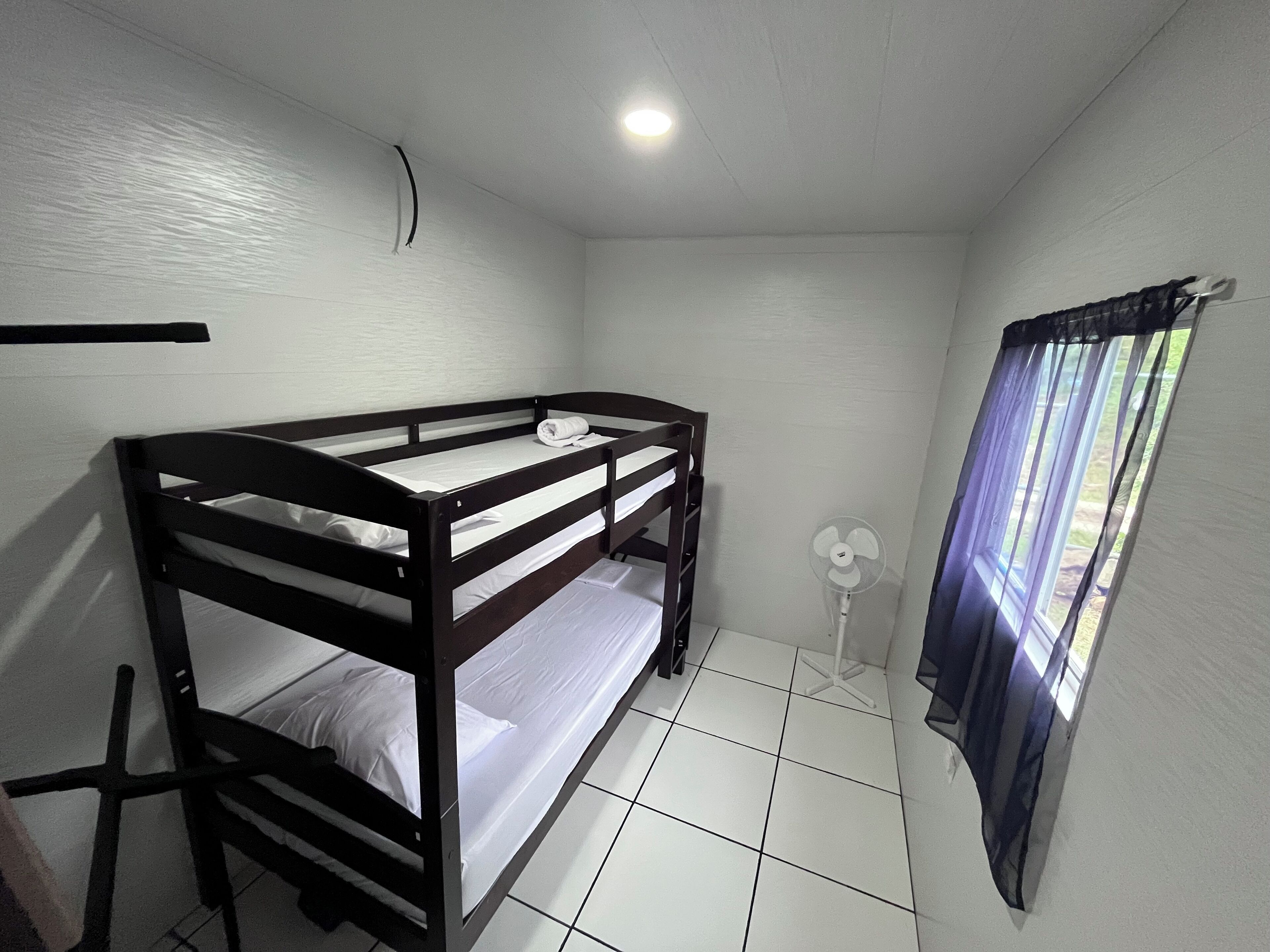 3 makuuhuonetta, työpöytä, vuodevaatteet