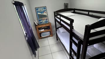 3 bedrooms, desk, bed sheets