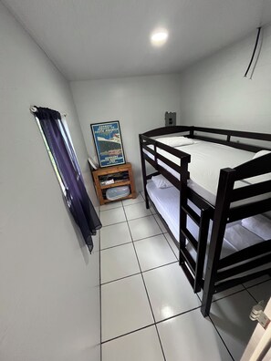 3 Schlafzimmer, Schreibtisch, Bettwäsche
