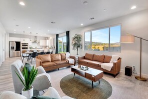 TV connectée, cheminée, baby-foot, table de tennis de table