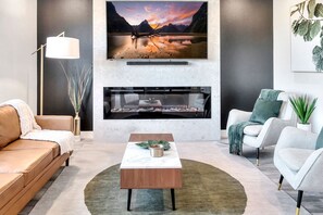 Smart TV, lareira, pebolim, mesa de pingue-pongue