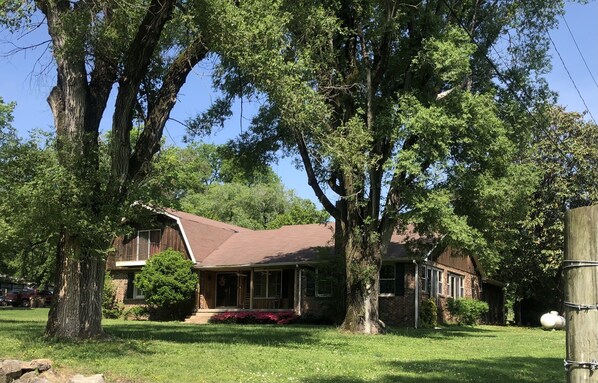 Exterior - Country Farmhouse close to Nashville (Goodlettsville)
