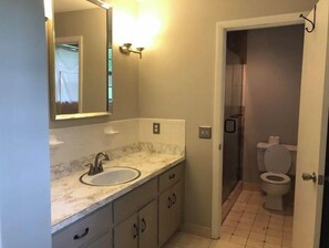 Shower, hair dryer, towels, soap - Country Farmhouse close to Nashville (Goodlettsville)