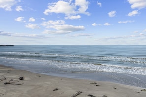 På stranden