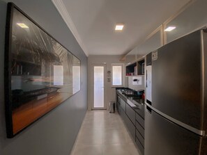 Geladeira, micro-ondas, fogão, cooktop