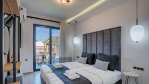 Een moderne hotelkamer met een groot bed, een klein tafeltje en uitzicht op de omgeving.