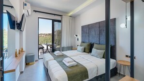 Une chambre moderne avec un grand lit, un balcon avec une table et des chaises, et un téléviseur fixé au mur.