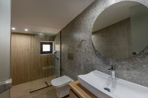 Een douche, handdoeken, zeep, shampoo