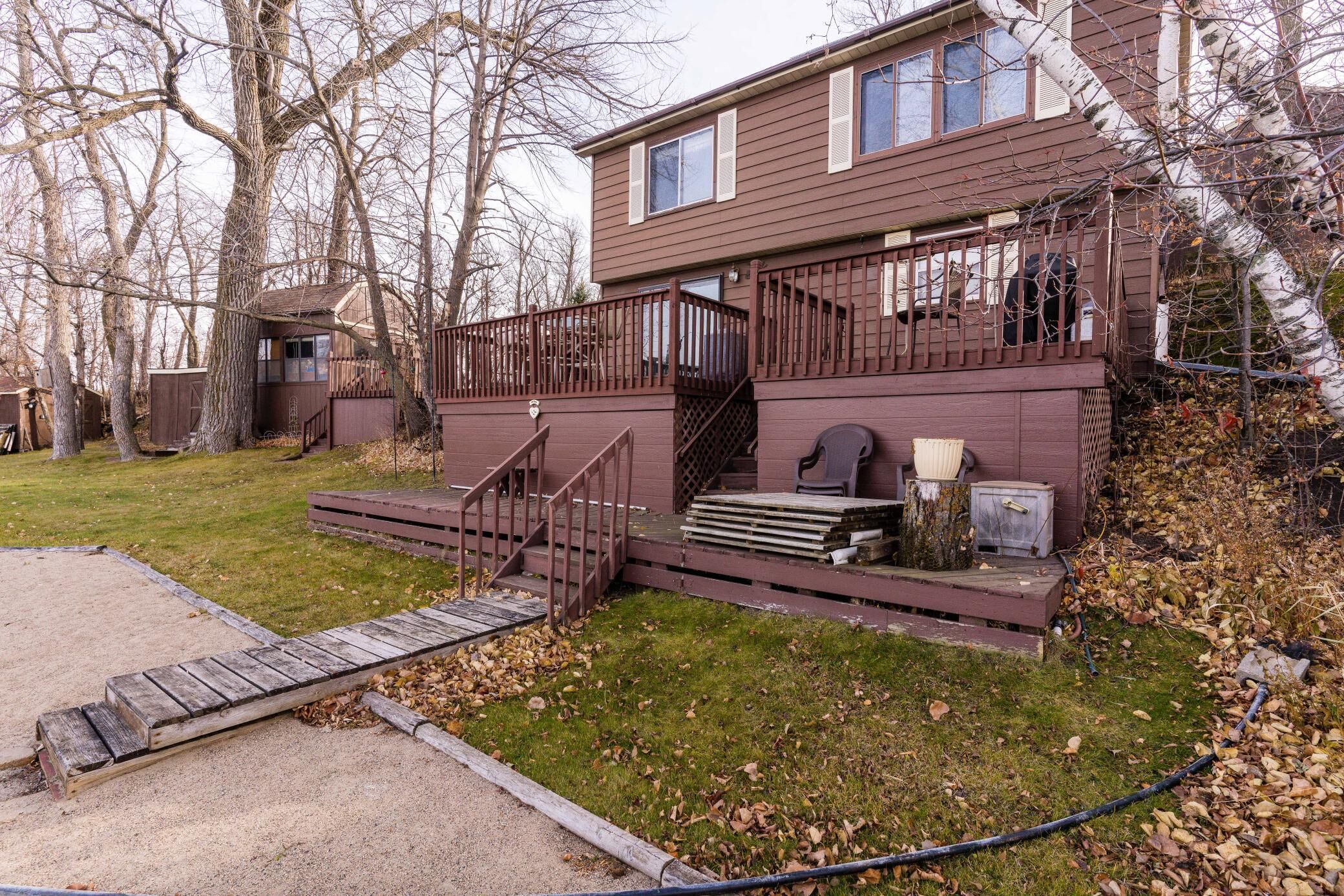 Waters Edge - Year Round 4 Bedroom Lakehome with Pontoon and Sandy Beach.