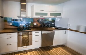 Fridge, microwave, stovetop, dishwasher