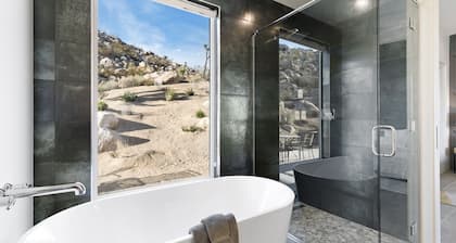 Desert Ridge - Hot Tub, Fire Pit, Bbq, Out Door Shower & Incredi 2 Bedroom Home by RedAwning