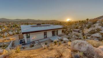 House, 2 Bedrooms | Exterior