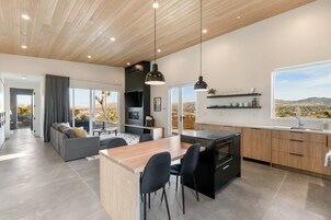 บ้านพัก, 2 ห้องนอน | ครัวส่วนตัว | ตู้เย็น, เตาอบ, เครื่องชงกาแฟ/ชา