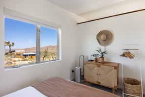 2 bedrooms, individually decorated, individually furnished, free WiFi - Jensen House - Incredible Desert Views 2 Bedroom Home by RedAwning (Joshua Tree)