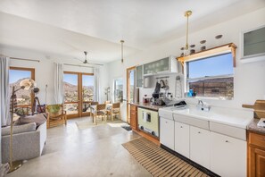 House, 2 Bedrooms | Private kitchen