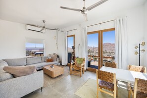 Living area - Jensen House - Incredible Desert Views 2 Bedroom Home by RedAwning (Joshua Tree)