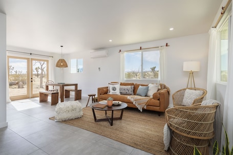 Área de sala de estar. Mojave Mesa - Desert Views & Desert Style 1 Bedroom Home by RedAwning