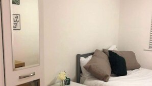 Studio, 1 Queen Bed | Iron/ironing board, WiFi (free), bed sheets - Inviting 1-bed Studio in Southampton (Southampton)