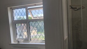 Studio, 1 Queen Bed | Bathroom | Shower, towels - Inviting 1-bed Studio in Southampton (Southampton)