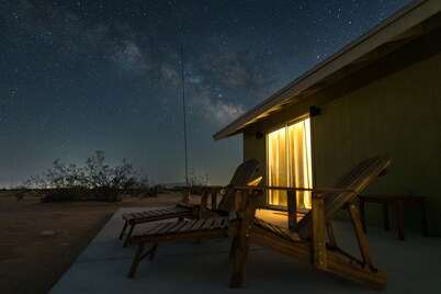 Relax In Style At The Green Jackrabbit - Hot Tub, Record Player 1 Bedroom Home by RedAwning